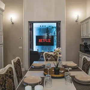  Appartamento Belvedere Luxury Apartment, View On The Walls